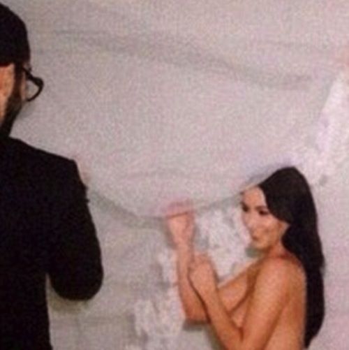 Σε ποιον εύχεται «Χρόνια Πολλά» topless η Kim Kardashian;