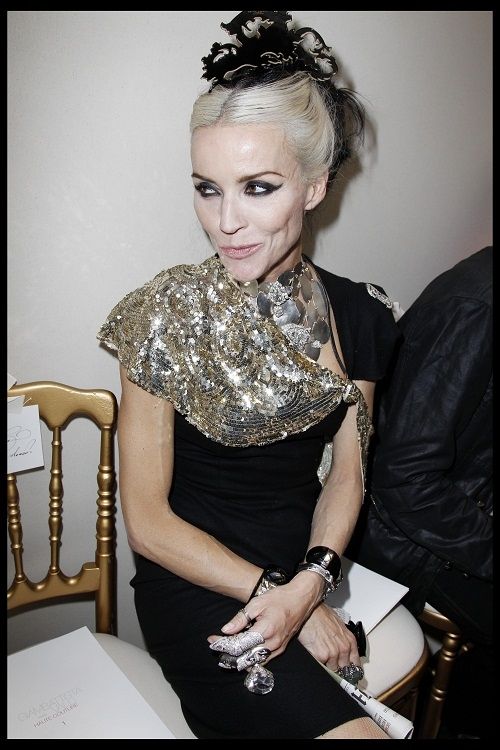 H Daphne Guinness βγάζει τα ρούχα της στη φόρα