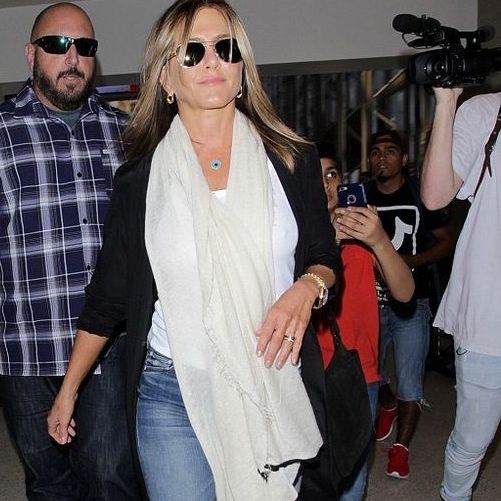 Jennifer Aniston: Μετά το δημόσιο ξέσπασμά της, εμφανίζεται πιο κούκλα και λαμπερή από ποτέ