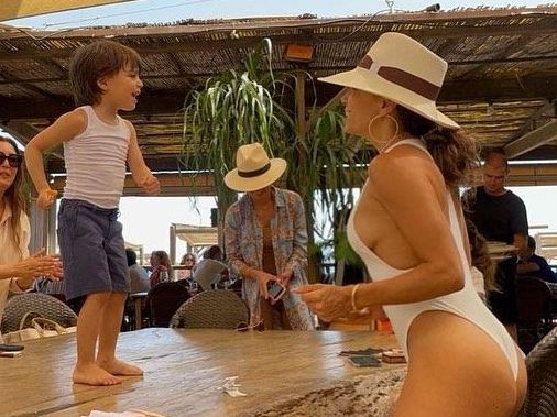 Είδαμε τους γλουτούς της Eva Longoria και μην ξαναπείς ότι δεν μπορείς να «χτίσεις» σώμα στα 47