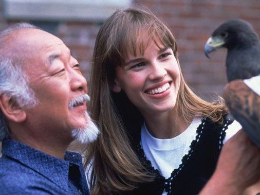 Η Hilary Swank απαντά επιτέλους στις φήμες ότι θα παίξει στην 6η σεζόν του Cobra Kai