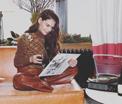 Η Katie Holmes απαθανατίζεται με την κόρη της, η Suri είναι σωσίας της