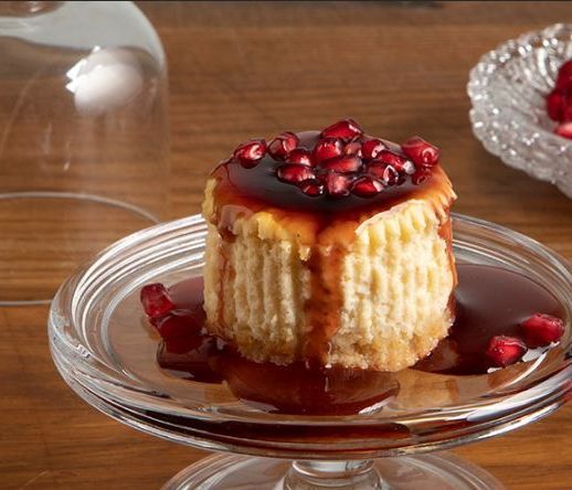 Άκης Πετρετζίκης: Ατομικά cheesecakes με σάλτσα ροδιού
