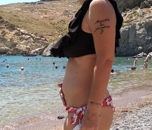 To «κορίτσι» του Δημήτρη Ουγγαρέζου μας δείχνει τη φουσκωμένη κοιλιά του