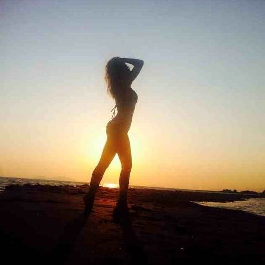 Διάσημη Ελληνίδα ανάβει φωτιές με την sexy πόζα της. Την αναγνωρίζετε;