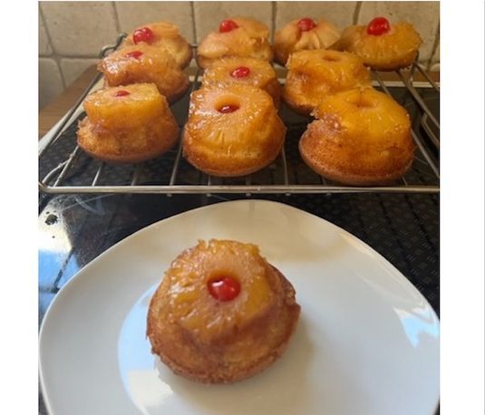 Συνταγή για τα απόλυτα mini upside down pineapple cakes που θυμίζουν παιδικές αναμνήσεις