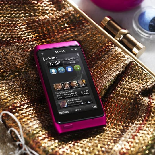 Ένα smartphone με θηλυκή προσωπικότητα