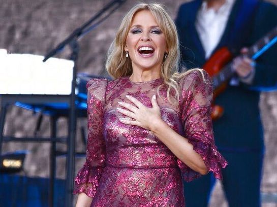 Η Kylie Minogue έχει γενέθλια και δείχνει υπέροχη στα 54 της χρόνια χωρίς καν να το προσπαθήσει