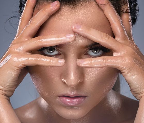 Λιπαρή επιδερμίδα: 5 tips για να τη θέσεις υπό έλεγχο