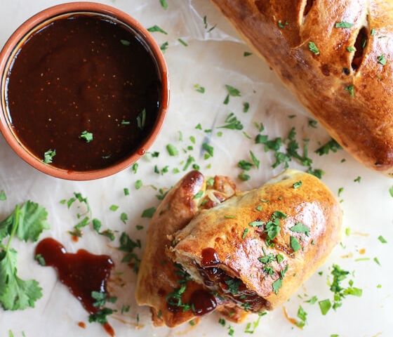 Στρόμπολι με καραμελωμένα κρεμμύδια και barbeque sauce