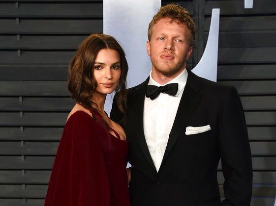 Μετά τις φήμες περί σχέσης με τον Brad Pitt η Emily Ratajkowski κατέθεσε αίτηση διαζυγίου - Τυχαίο;