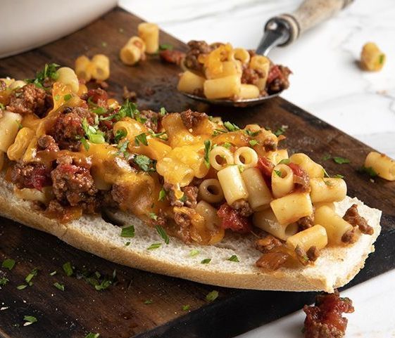 Άκης Πετρετζίκης: Sloppy joes με κοφτό μακαρονάκι