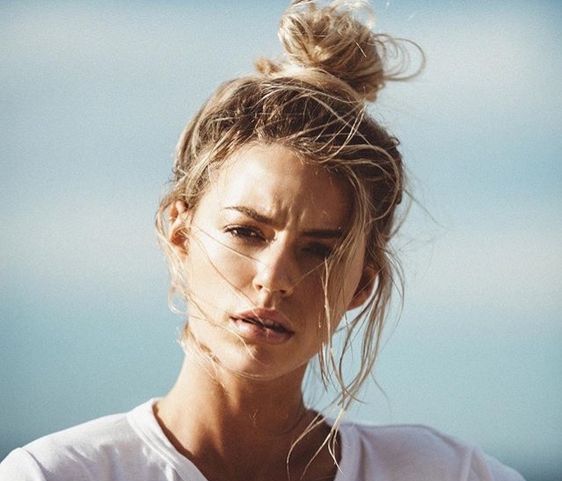Messy bun: 5 απλοί τρόποι για να πετύχεις αυτό το ανεπιτήδευτο look