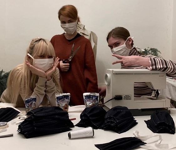 Σπουδάστριες μόδας κατασκευάζουν μάσκες στη μάχη ενάντια στον Κορονοϊό