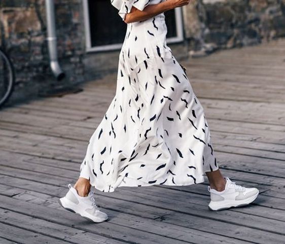 Τα πιο cool λευκά sneakers για το 2021 που δεν πρέπει να λείπουν από καμία γκαρνταρόμπα