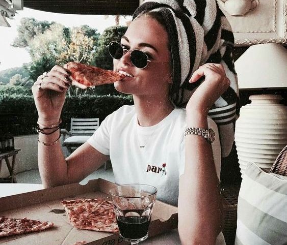 Καλοκαιρινή pizza με τοματίνια και βασιλικό