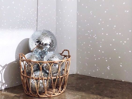 Disco Revival: O κόσμος της διακόσμησης δε χορταίνει να βλέπει το groovy deco trend του καλοκαιριού