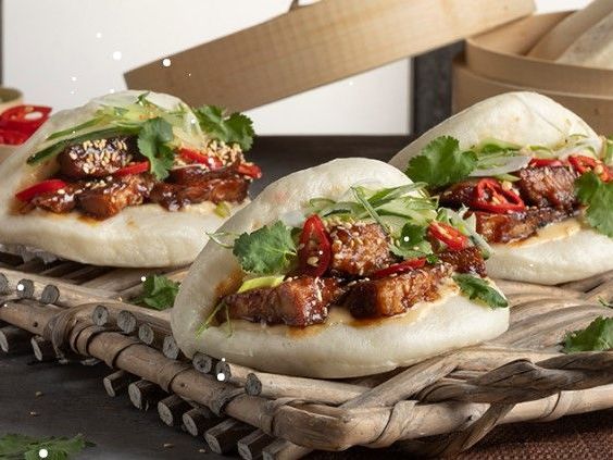 Άκης Πετρετζίκης: Bao buns με πανσέτα και hoisin sauce