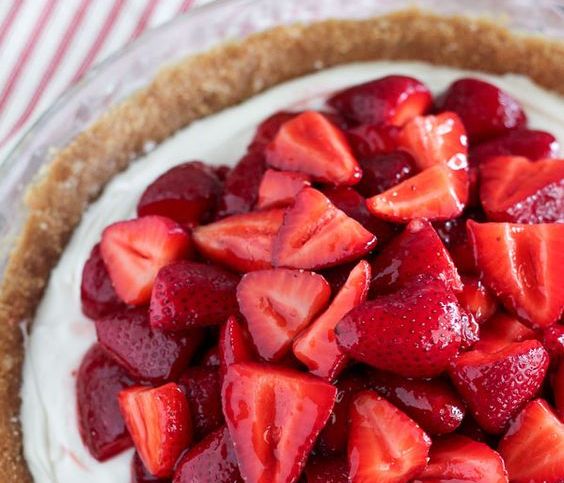 Αυτό το Cheesecake με φρέσκιες φράουλες θα σε ξετρελάνει
