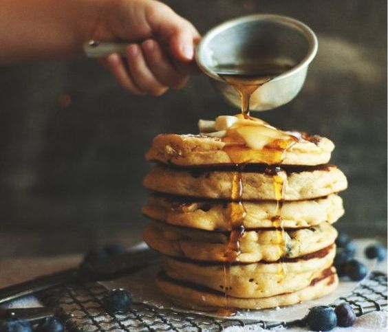 Διαιτητικά pancakes με σιρόπι σφενδάμου: Τα δοκιμάσαμε και δεν το πιστεύαμε