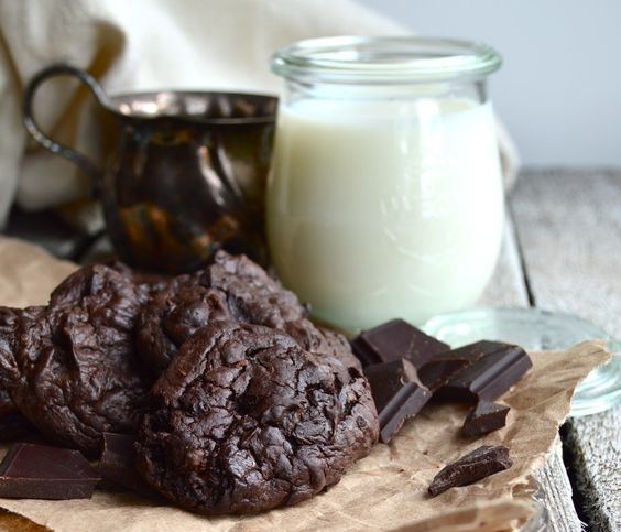 Φτιάξε αφράτα cookies με αβοκάντο και σοκολάτα