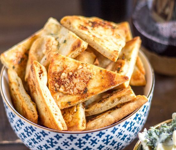 Φτιάξε chips αραβικής πίτας για να συνοδέψεις τις σαλάτες σου
