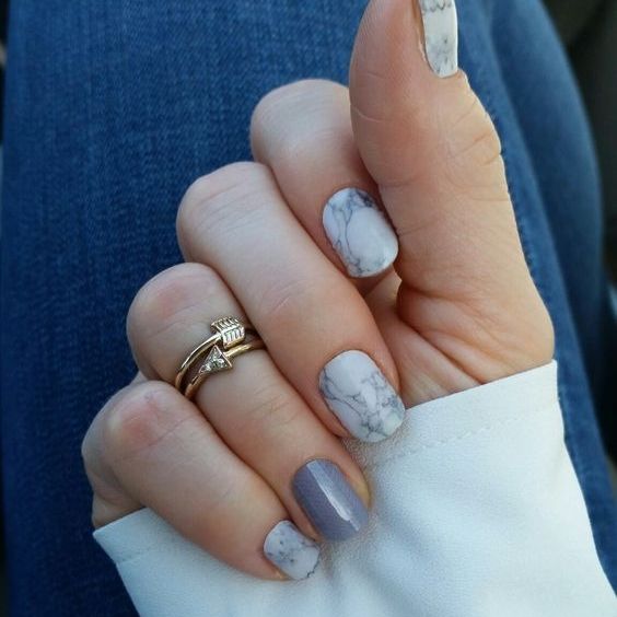 Marble nails: Ο πιο εύκολος τρόπος να τα πετύχεις μόνη σου!