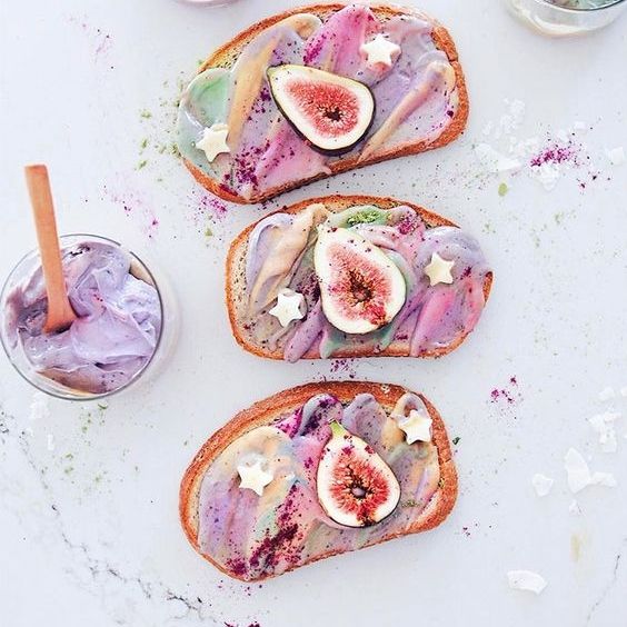 Mermaid Toast: Αυτό το τοστ δε μοιάζει με όλα τα άλλα (αλλά είναι γευστικότατο)