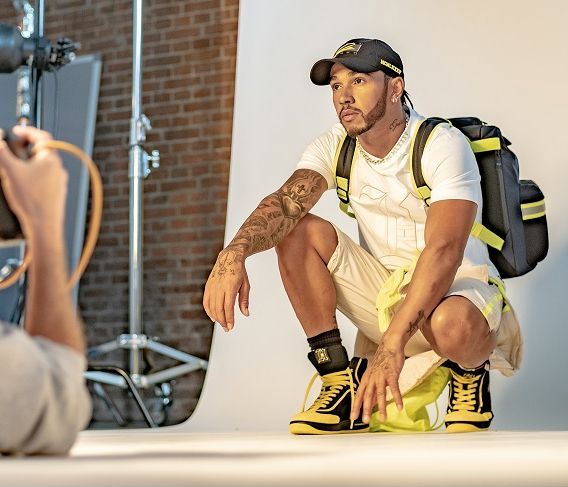 Η Tommy Hilfiger παρουσιάζει την TommyXLewis συλλογή για το καλοκαίρι του 2020