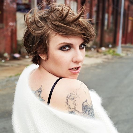 Δείτε τα τεράστια σημάδια στην πλάτη της Lena Dunham