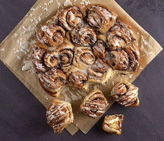 Η συνταγή που περίμενες: Cinnamon rolls από τον Άκη Πετρετζίκη