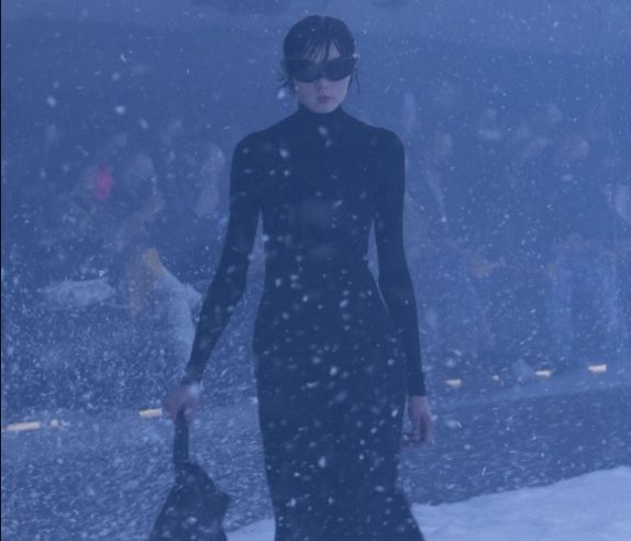 Balenciaga Fall '22: O Demna Gvasalia χώρεσε όλη τη δυστοπία του 21ου αιώνα σε ένα show