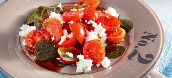 Σαλάτα με ντοματίνια, ανθότυρο και καππαρόφυλλα