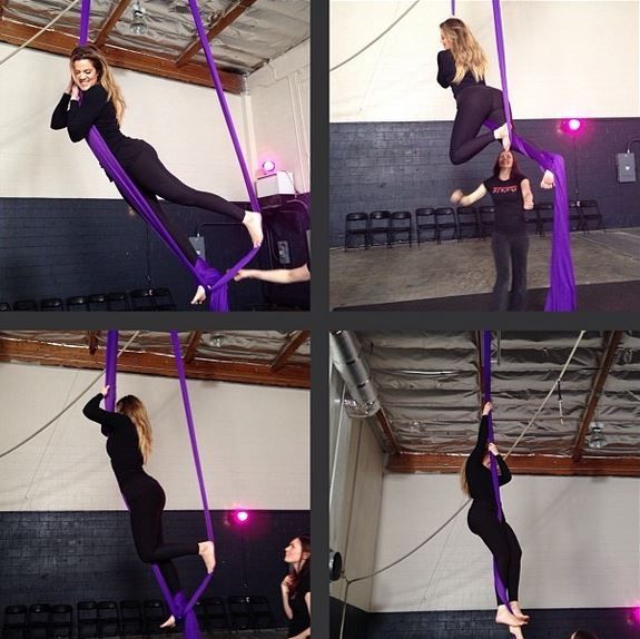 Οι αδελφές Kardashian κάνουν aerial yoga (φωτό)