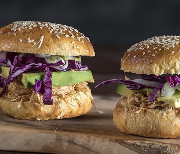 Η συνταγή του Άκη Πετρετζίκη: Light burger κοτόπουλο με λάχανο