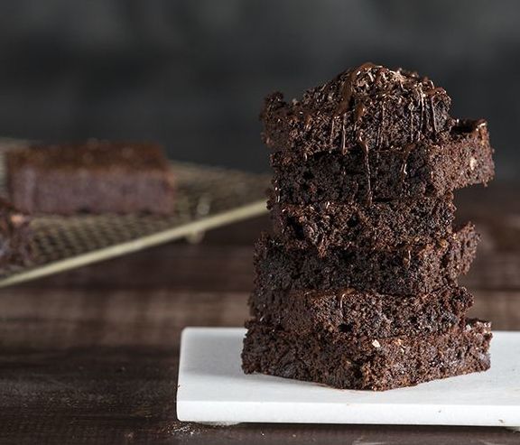 Άκης Πετρετζίκης: Brownies με αβοκάντο χωρίς μίξερ