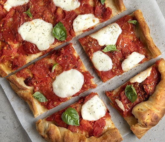 On Sundays we eat pizza με συνταγή του Άκη Πετρετζίκη