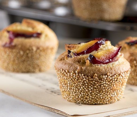 Άκης Πετρετζίκης: Muffins με κινόα και δαμάσκηνα