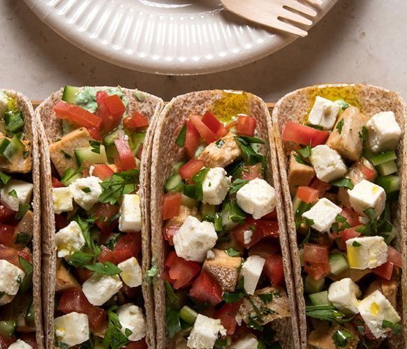 Γρήγορη συνταγή από τον Άκη: Wrap με κοτόπουλο και ελληνική σαλάτα