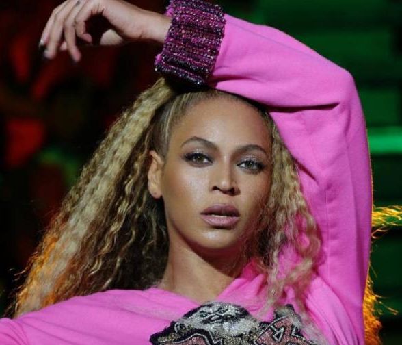 Πώς ο makeup artist της Beyoncé αφαιρεί τη λιπαρότητα από το πρόσωπό της