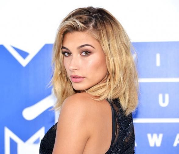 Η Hailey Baldwin σου δείχνει τα βήματα για ένα glowy, καλοκαιρινό μακιγιάζ