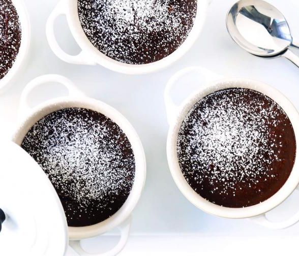 Τα πιο υγρά και σοκολατένια lava cakes γίνονται σε 20 λεπτά!