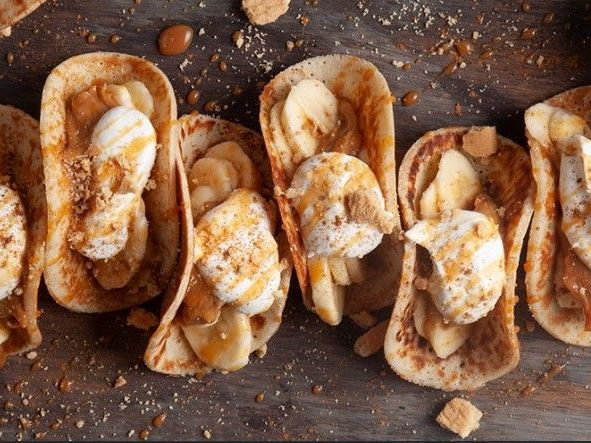 Άκης Πετρετζίκης: Banoffee tacos