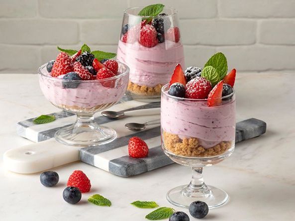 Άκης Πετρετζίκης: Ατομικά cheesecake με φρούτα του δάσους