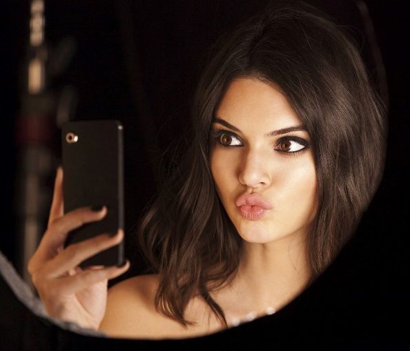 Τι σκέφτονται οι άντρες κάθε φορά που μία duck face selfie ανεβαίνει;