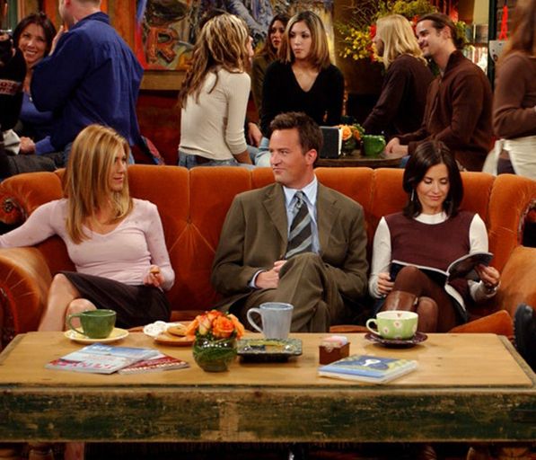 Friends: Η Courteney Cox επιστρέφει στο Central Perk και σερβίρει καφέ στο αγαπημένο στέκι
