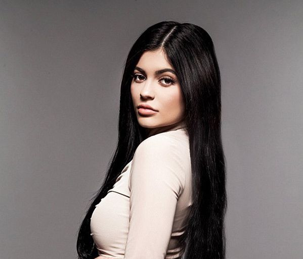 Η Kylie Jenner κοινοποίησε την πρώτη φωτογραφία της κόρης της & αποκάλυψε το όνομά της