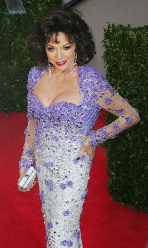 H υψηλή ραπτική παράπεσε στενή στην Joan Collins