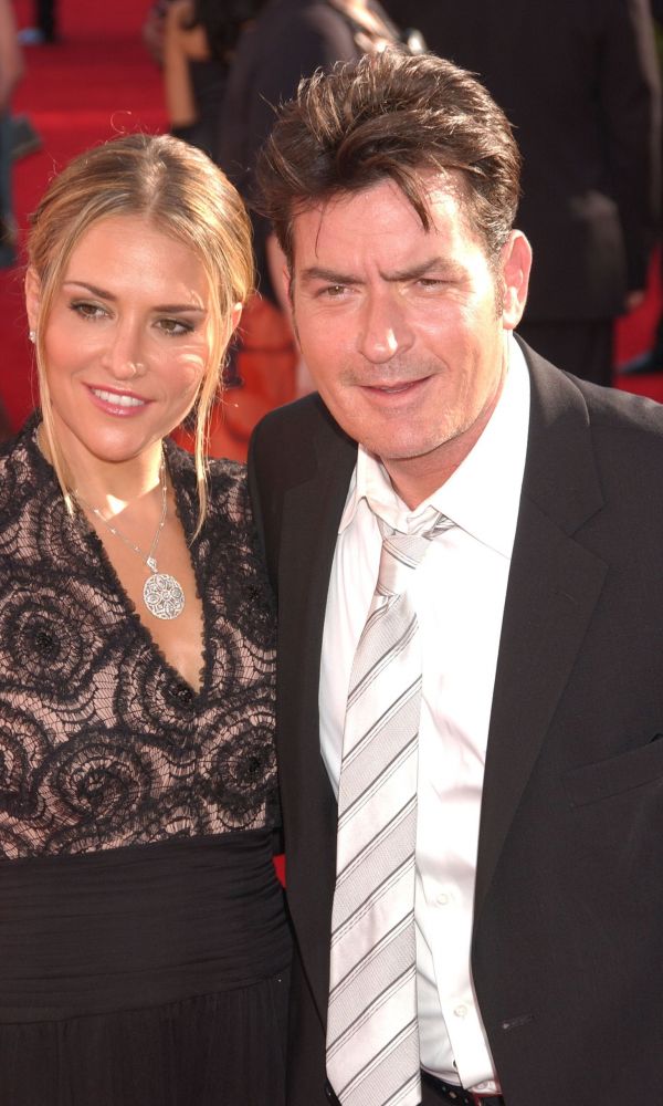 Η πρώην του Charlie Sheen τον κατηγορεί για αντισημιτισμό, ενδοικογενειακή βια και διαρκείς απειλές