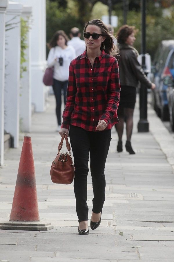H Pippa Middleton με hipster καρό πουκάμισο